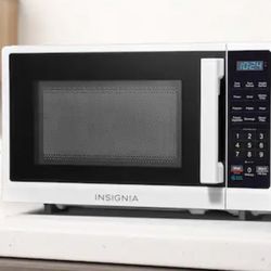 Microwave - Insignia™ - .7 Cu. Ft. Compact Microwave - White