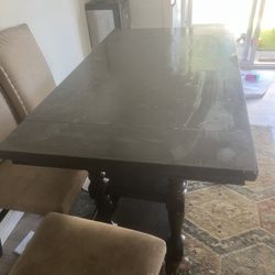 Dining Table + 5 Chairs 