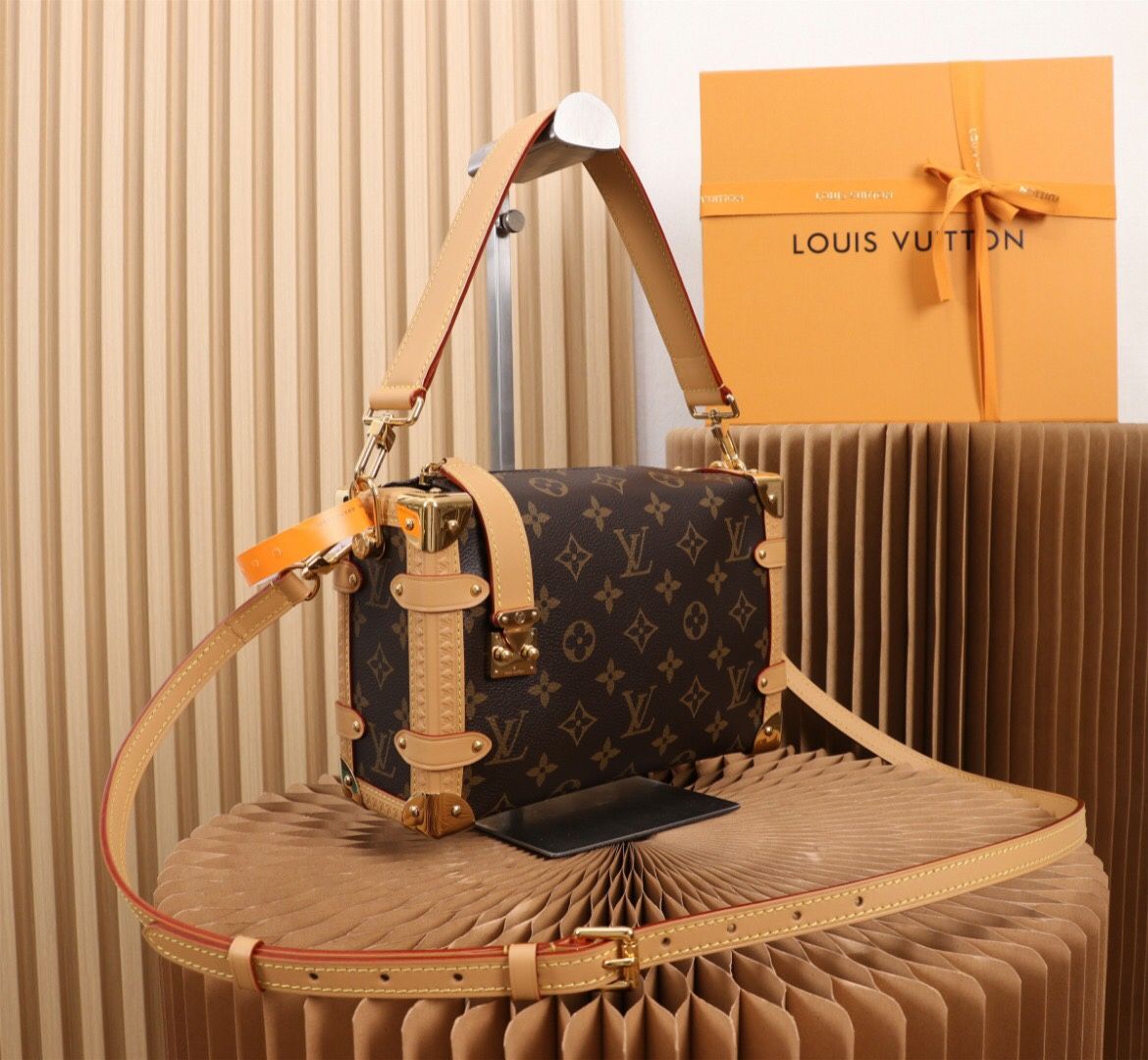 A must-have bag for fashionable girls