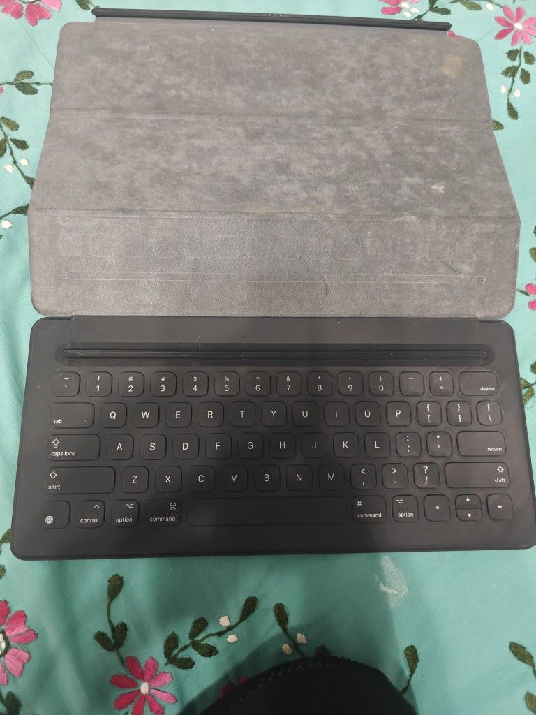 Apple Smart Keyboard for the 12.9-inch iPad Pro (1st or 2nd generation).