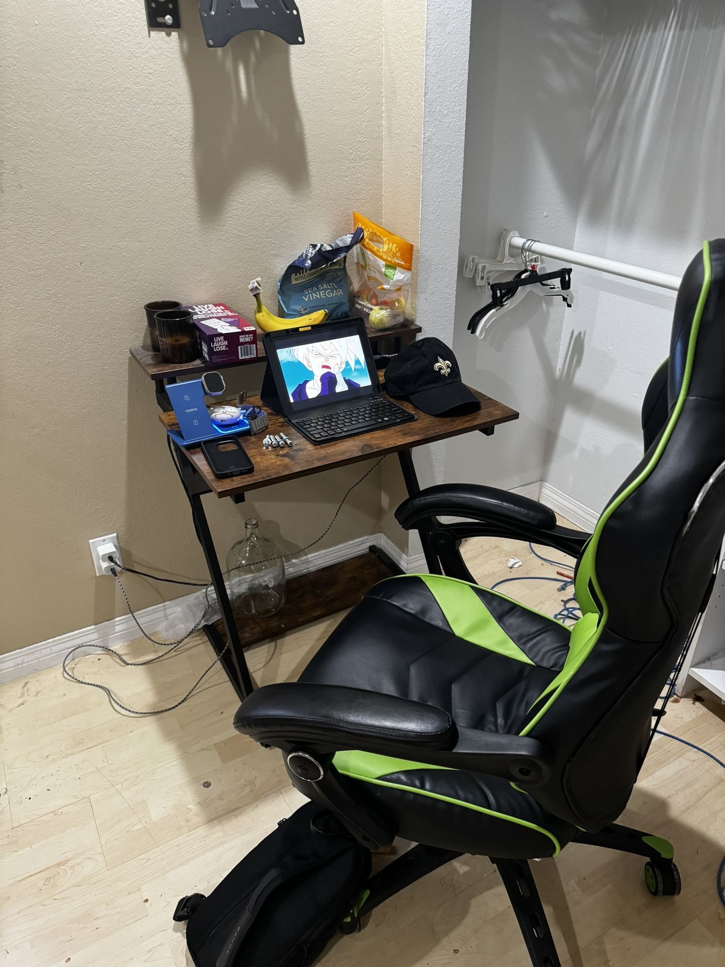 Desk & Gaming Chair