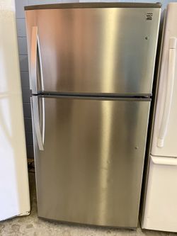 Stainless Steel Kenmore 21 Cubic Foot Refrigerator W/ Ice