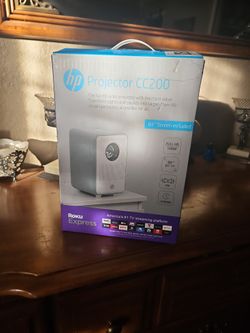 HP Projecror NEW In Box. With Roku & Screen