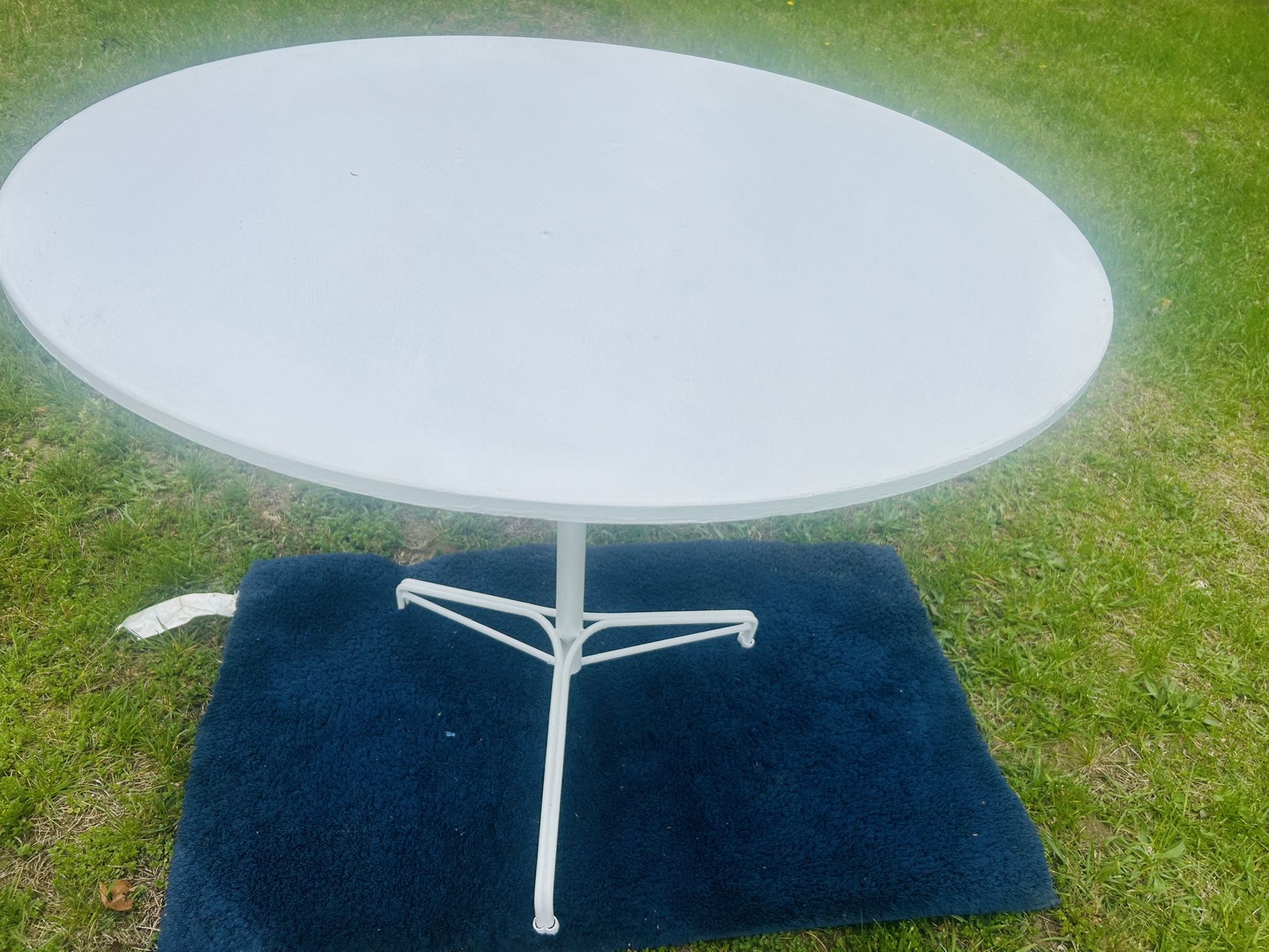 Round Table Wood Top Repainted 36 Inches Wide 28 Inches Tall Makes Nice Patios Or Dinning Table
