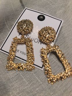 Gorgeous geometric-shaped Earrings, gold color