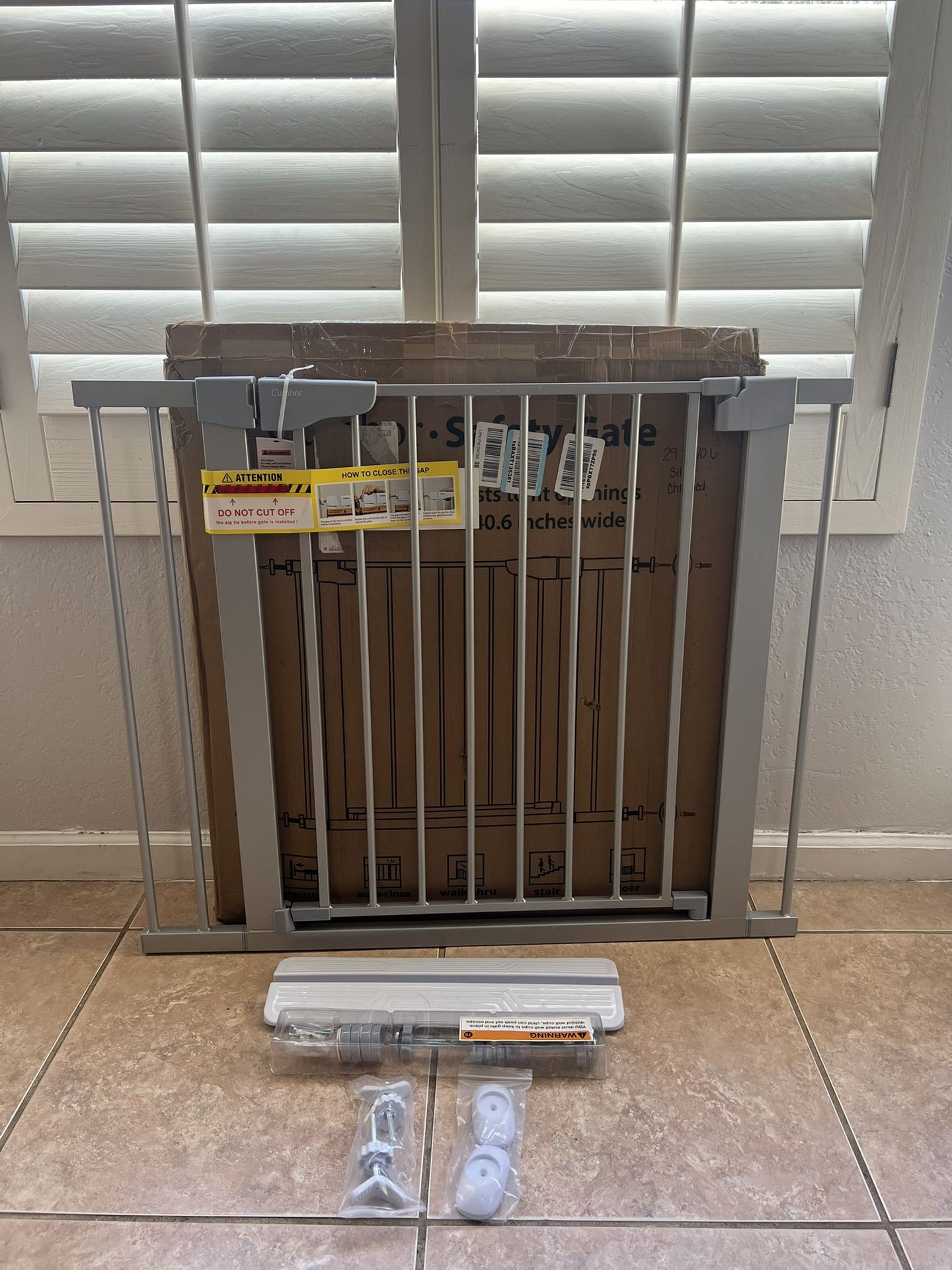 Cumbor 29.7-40.6 Baby/ Pet Gate (READ DESCRIPTION)