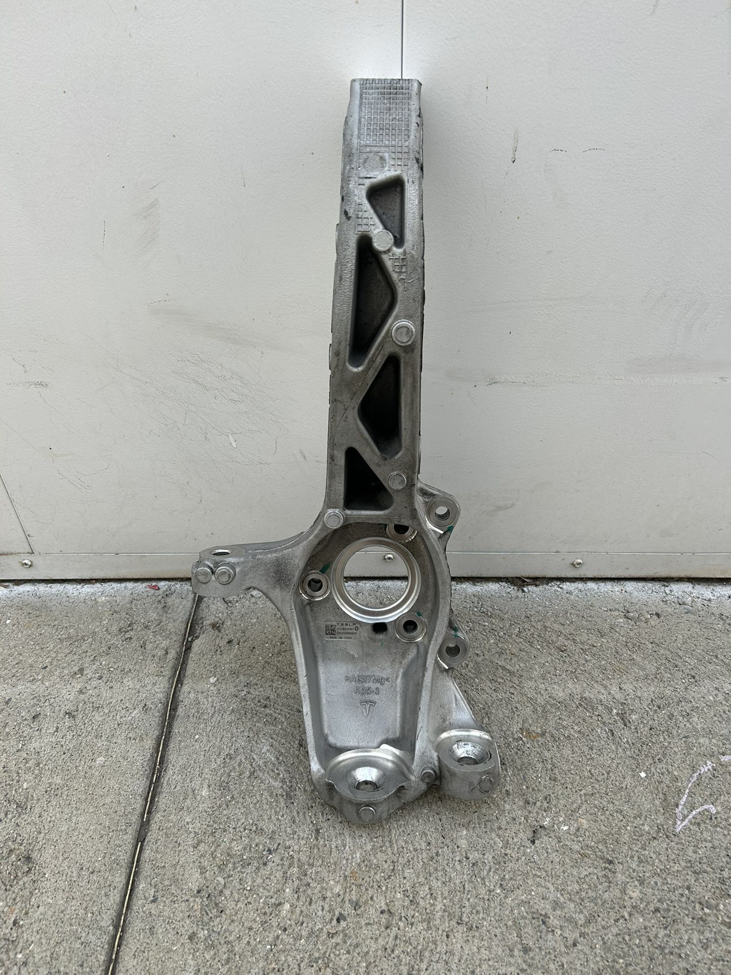 TESLA MODEL Y KNUCKLE SPINDLE RIGHT FRONT 2020 2021 2022 2023 2024 1188316- 00-F USED OEM