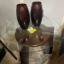 End Table and 2  Vases