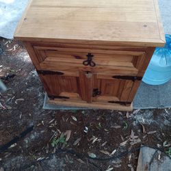 Beautiful Pine Wood Side Table Beautiful Craftsmanship In Like New Cond
