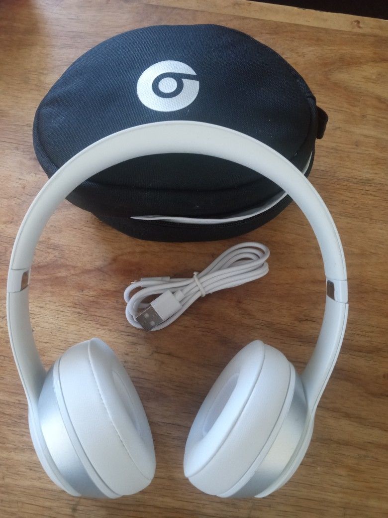 BEATS SOLO WIRELESS BLUETOOTH NOISE CANCELLING HEADPHONES like new