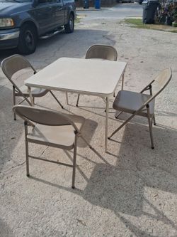 Mesa con sillas