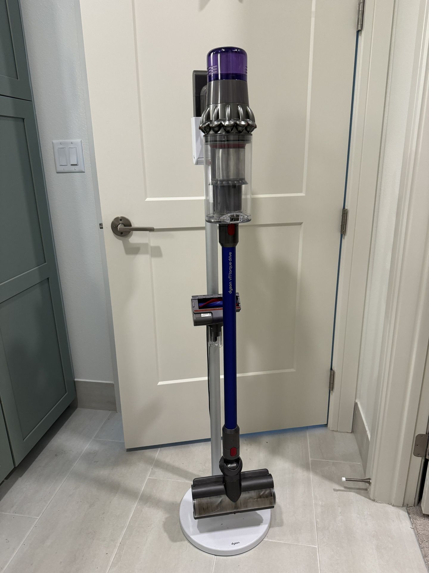 Dyson Vacuum V11 Animal Cordless with original stand
