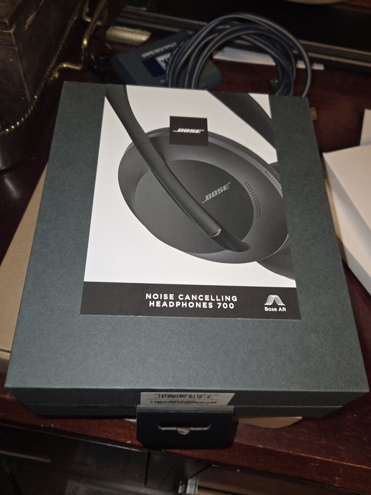Bose 700 Noise Cancelling Bluetooth Headphones .