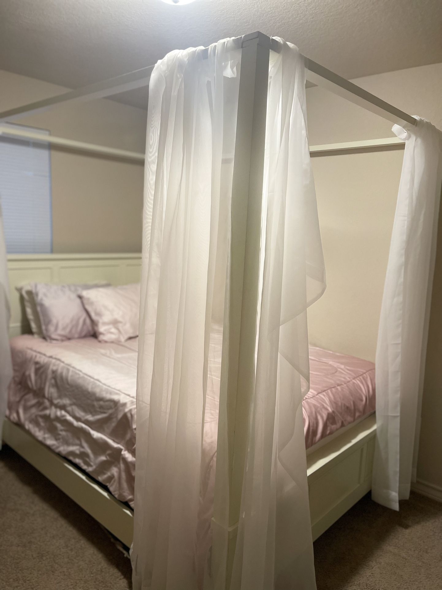 Queen Canopy Bed 