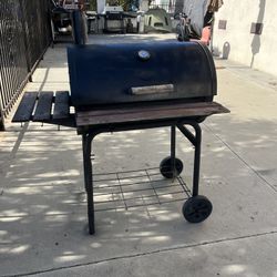Charcoal Grill. Asador Para Usarse Con Carbón 