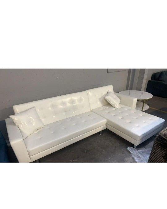 BRAND NEW SECTIONAL COUCH