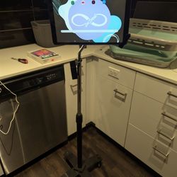 Floor-standing tablet stand