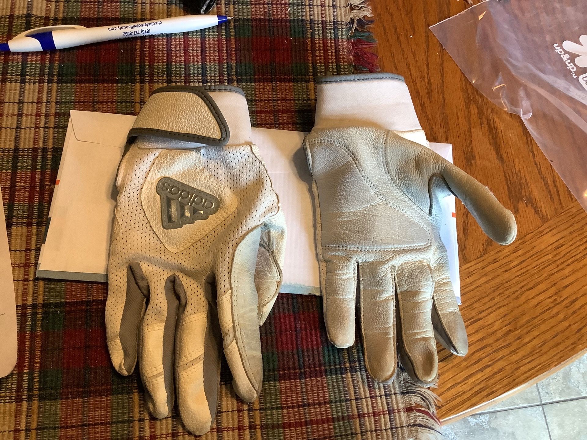Girls softball batting gloves by Adidas like new condition size small/medium. Plainfield, Illinois