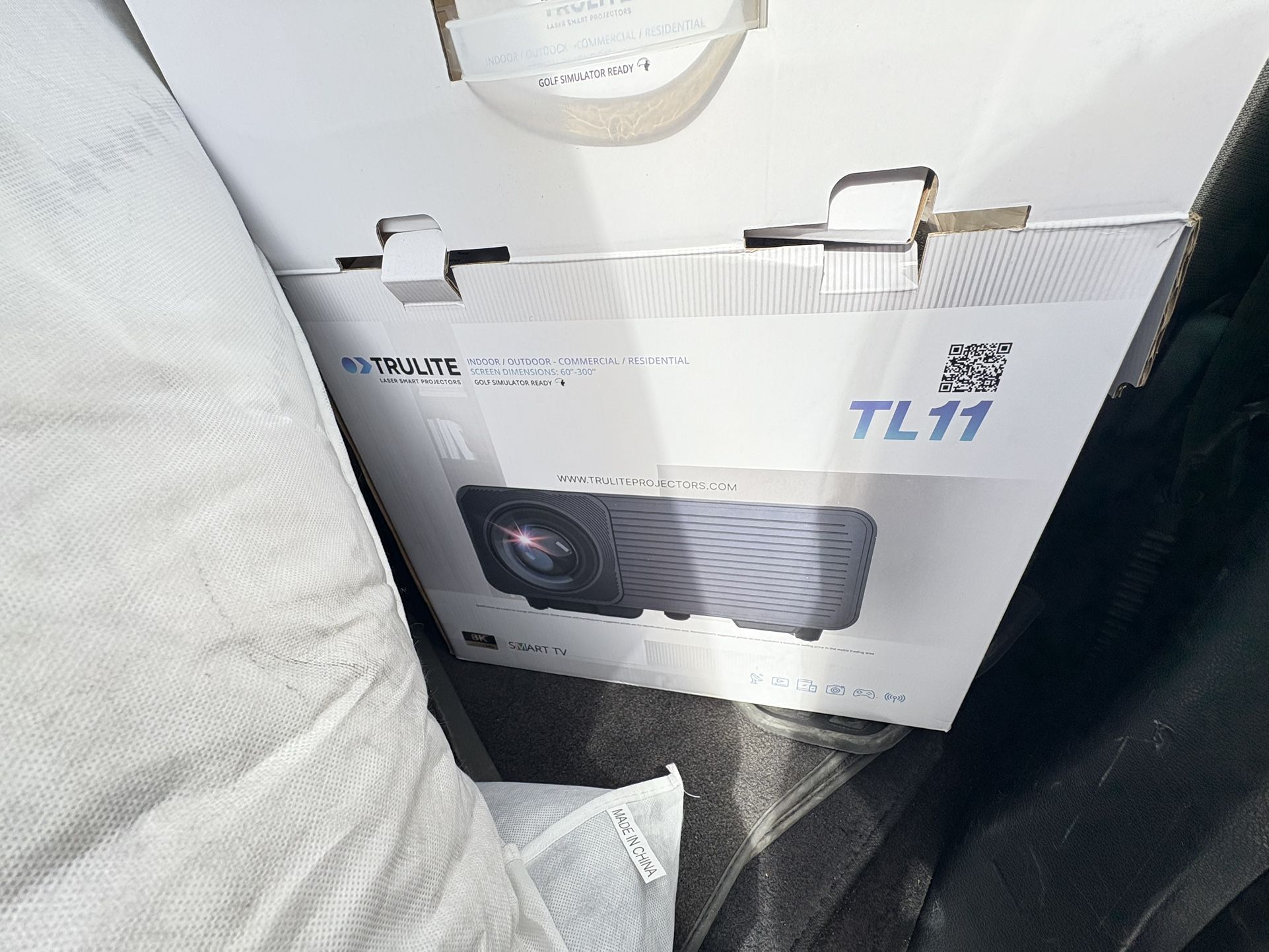 Projector & Projector Screen