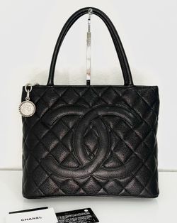 𝐂𝐡𝐚𝐧𝐞𝐥 𝐂𝐚𝐯𝐢𝐚𝐫 𝐐𝐮𝐢𝐥𝐭𝐞𝐝 𝐌𝐞𝐝𝐚𝐥𝐥𝐢𝐨𝐧 𝐓𝐨𝐭𝐞