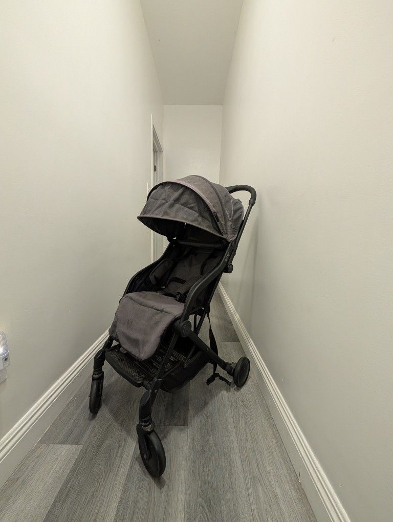 Bitsy Contours Light Stroller.