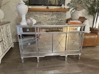 ENTRY TABLE / BUFFET