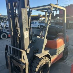 Toyota 6FGU30 6000 Lbs Capacity Pneumatic Forklift