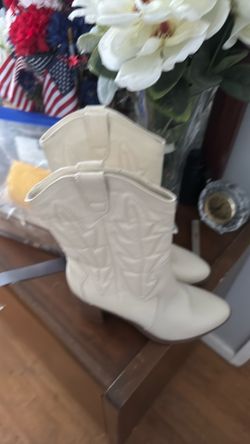 MIA boots 8 1/2