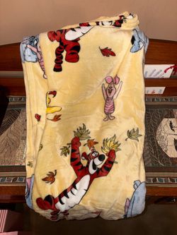 Winnie/Friends Autumn Twin Blanket