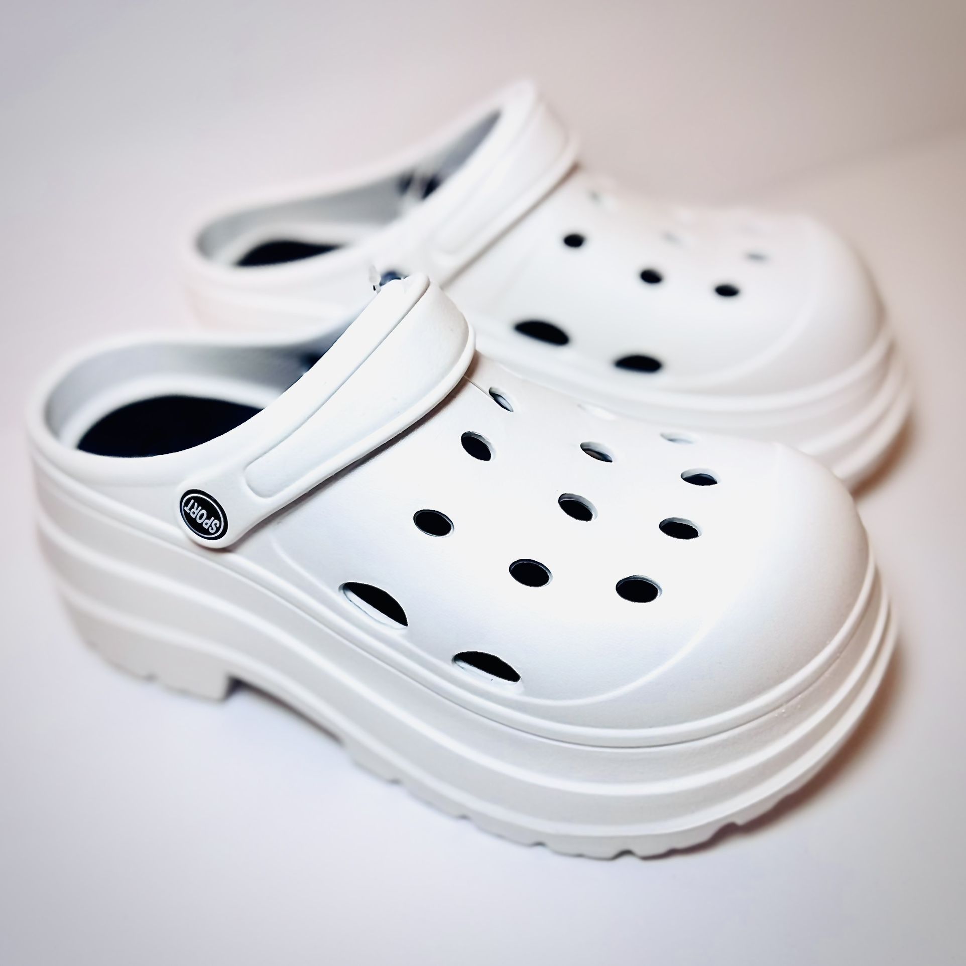 Trendy White Platform Clogs Size US 8.5-9.5 | EU 40-41 | NWT