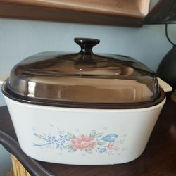 Corning ware symphony casserole with amber glass lid