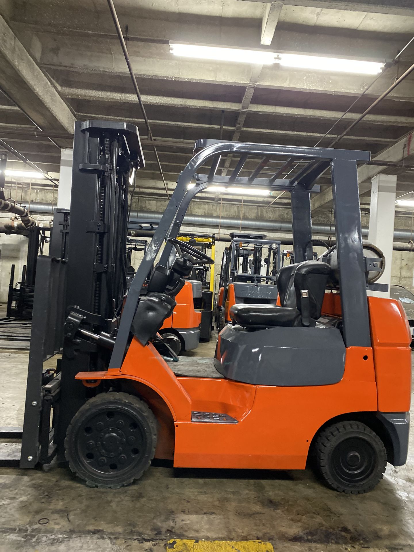 TOYOTA M7 forklift 5500 lb,3 stage, side shift