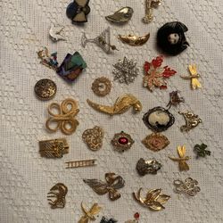 Lot Of Vintage Brooches 