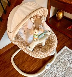 Like New Graco Sweetpeace Giraffe swing and Snuggly Seat with rattle mirror and giraffe play toy to keep the baby engaged