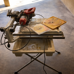 Diamondback 7” Heavy-Duty Tile Saw in excellent condition.