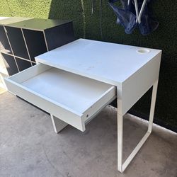 White desk/vanity