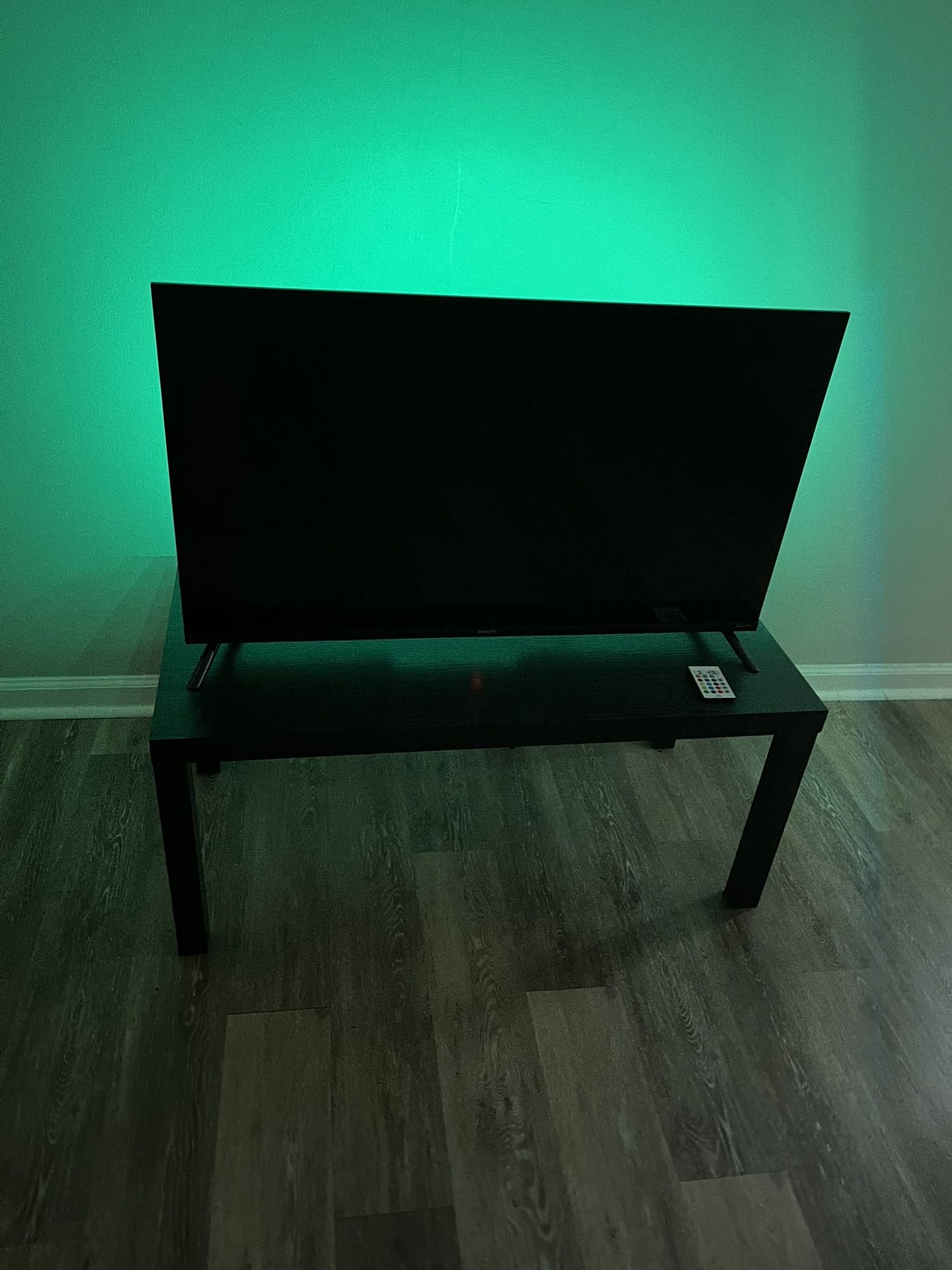 40 Inch PHILIPS | Roku TV With LED Lights and Stand