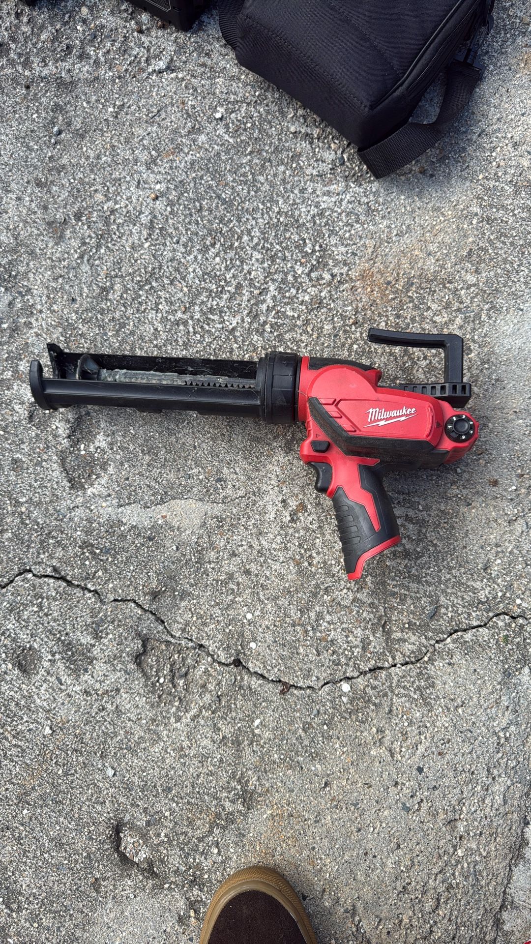Milwaukee Caulking Gun 