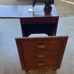 Singer Sewing Machine With Cabinet