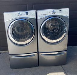 WHIRLPOOL DUET STEAM GREY HEAVY-DUTY EXTRA LARGE WASHER AND GAS DRYER SET WITH PEDESTAL