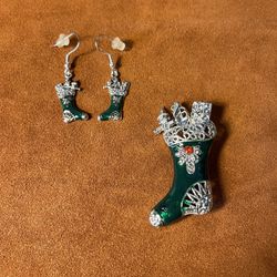 Vintage Christmas Holiday Brooch / Pin. With Matching Earrings 