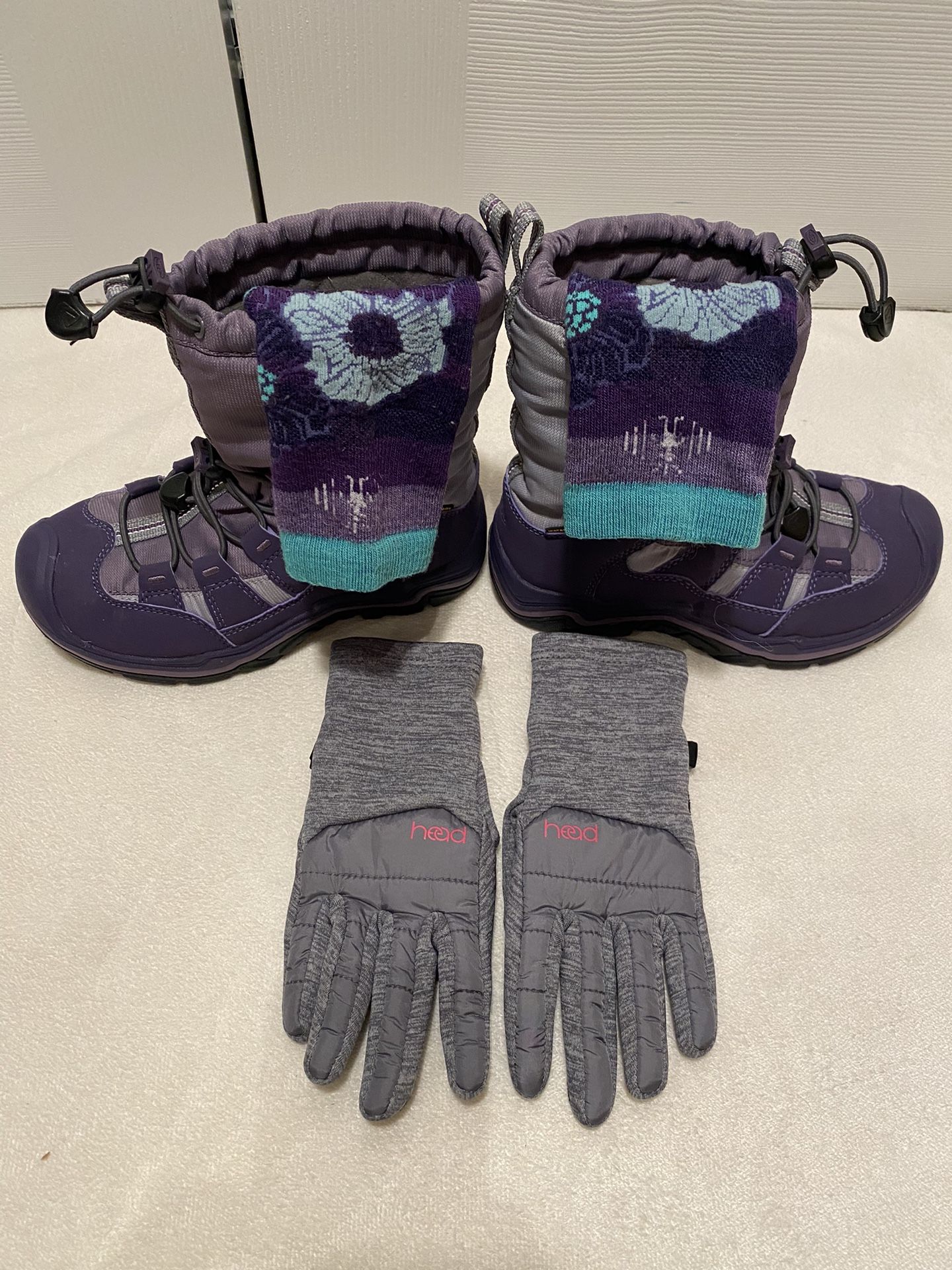 Keen Waterproof Boots Size 1 With Smart Wool Socks And Head Gloves