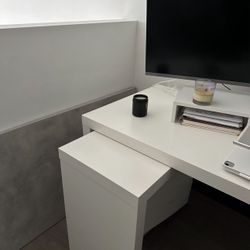 WHITE DESK 