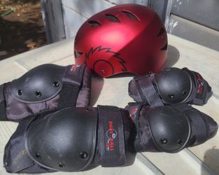 Sz medium with elbow and chin pads
