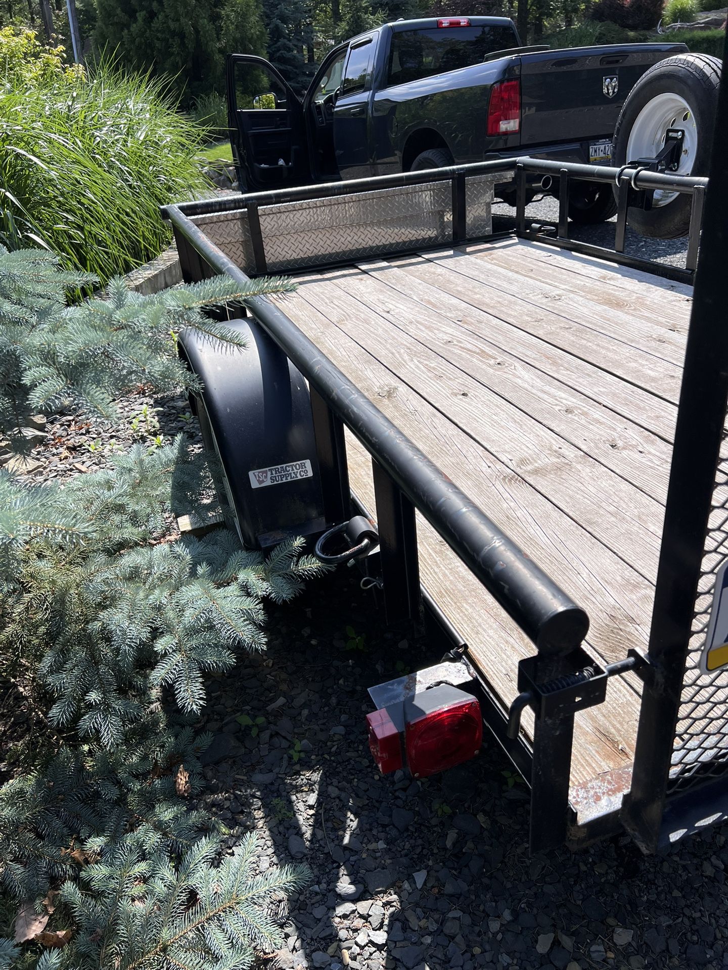 Trailer With Ramp 5.5 X 10  Great Condition  Cargo Capacity 2,076 Lbs