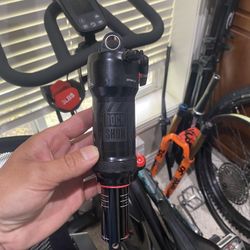 RockShox Deluxe RT with custom air valve