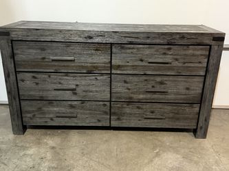 Solid Wood 6- Drawer Large Dresser !!! 
