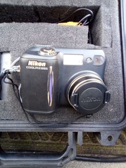Coolpix 885 digital camera w/ xtras