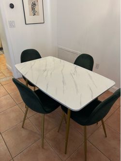 Table 4 chairs marble top white