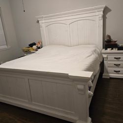 Farmhouse King Size Bedframe, 2 Nightstands And Dresser